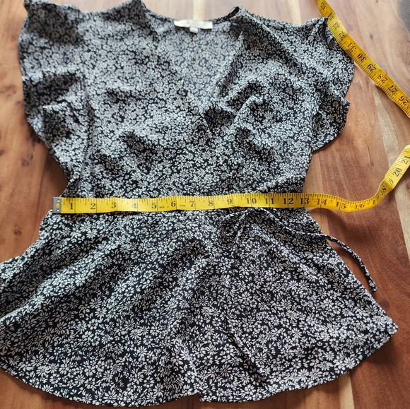 Monteau peplum wrap top, black/white florals patterns,ruffle sleeves, M - Picture 8 of 9